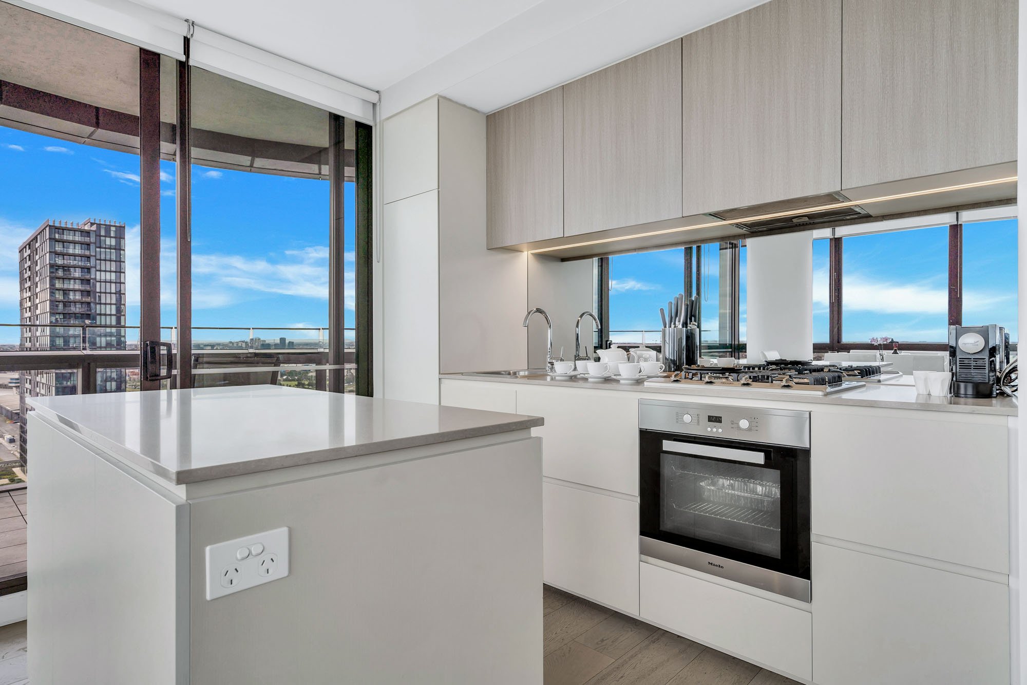 MELBOURNE LIFESTYLE APARTMENTS-guestroom-Kitchen.jpg