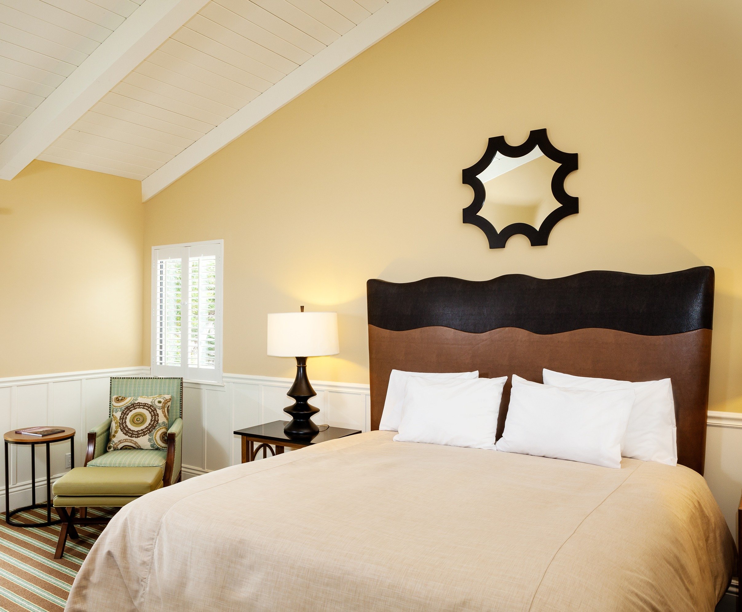 LIGHTHOUSE LODGE AND COTTAGES-guestroom-Lodge King.jpg