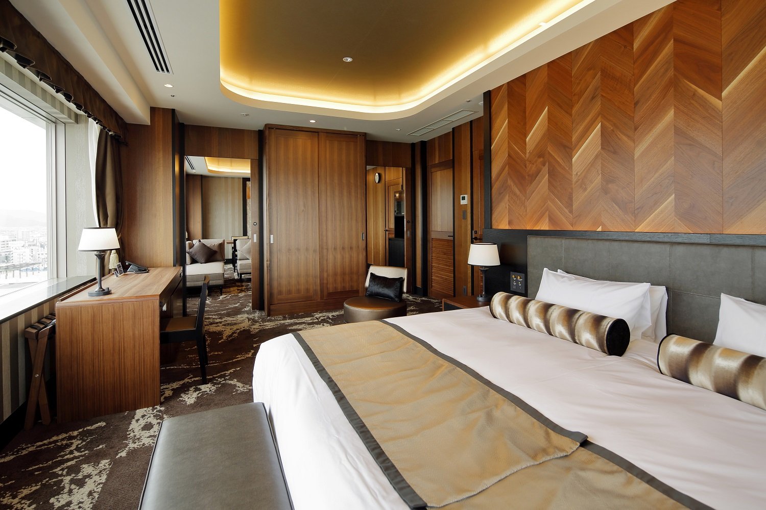 Monterey Himeji-guestroom-ROYAL SUITE.jpg