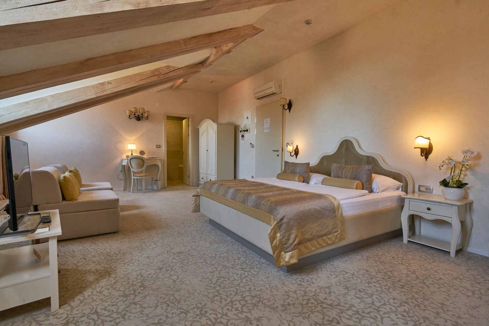HERITAGE HOTEL LIFE PALACE-guestroom-Junior Suite.jpg
