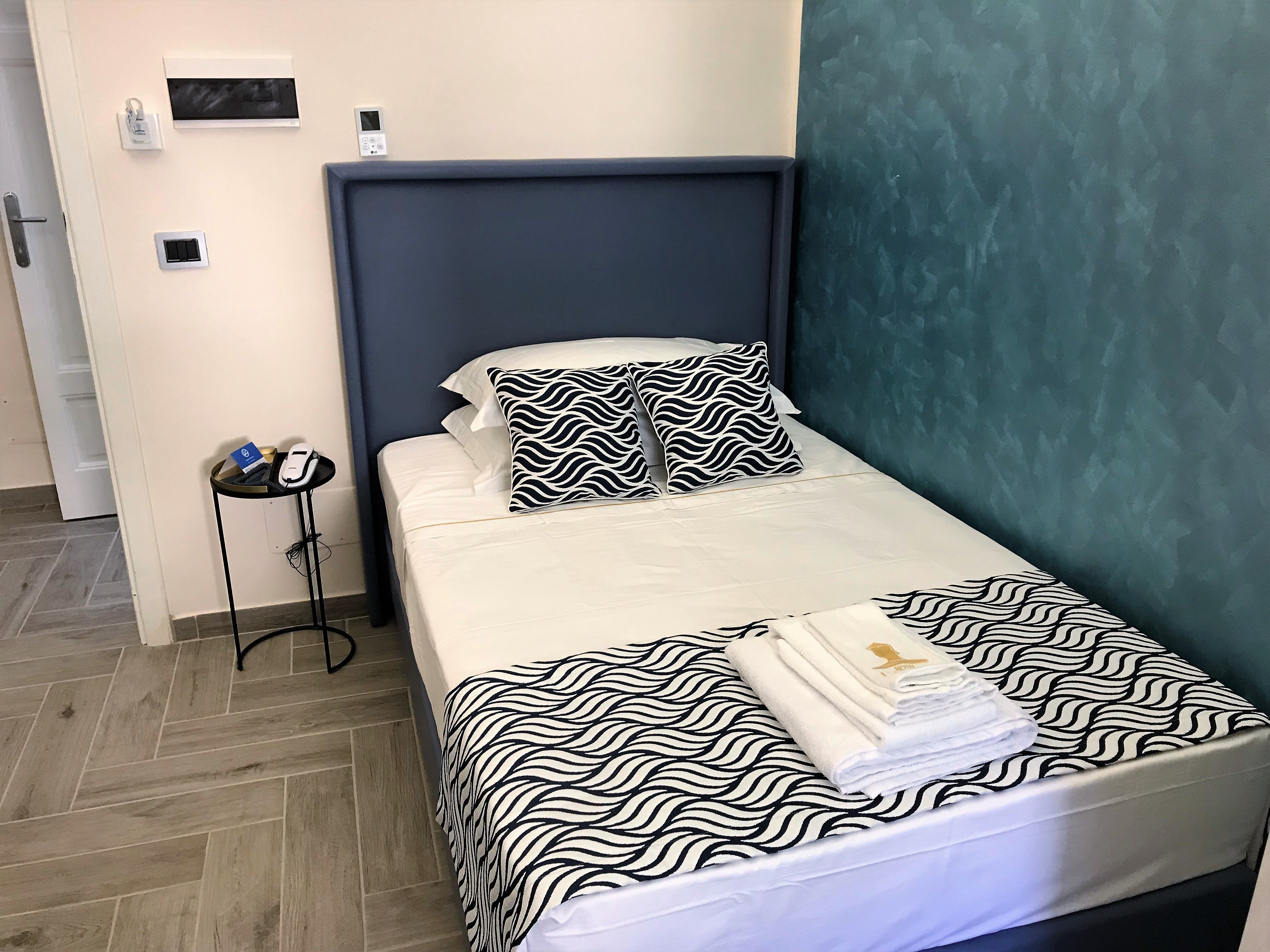 L Ariana Isole Eolie-guestroom-Standard Room.jpg
