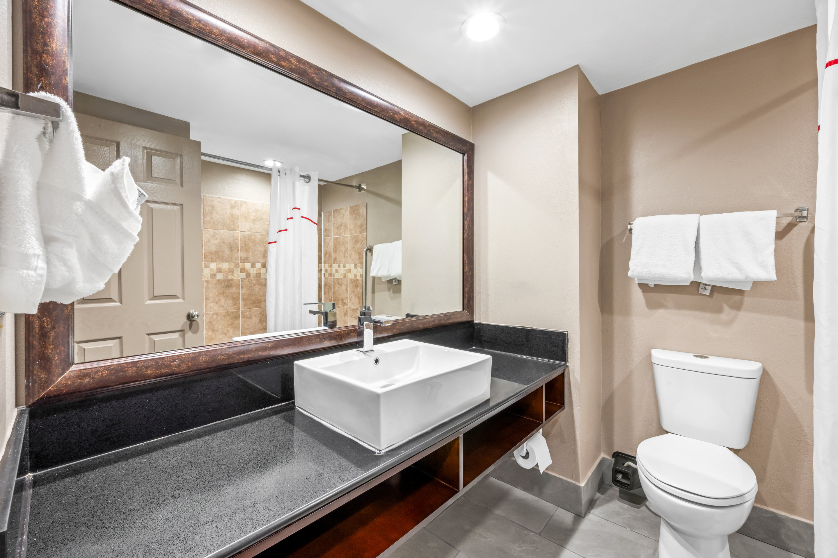 RED ROOF PLUS HENDERSON-guestroom-RRI Bathroom PRO Approved.jpg