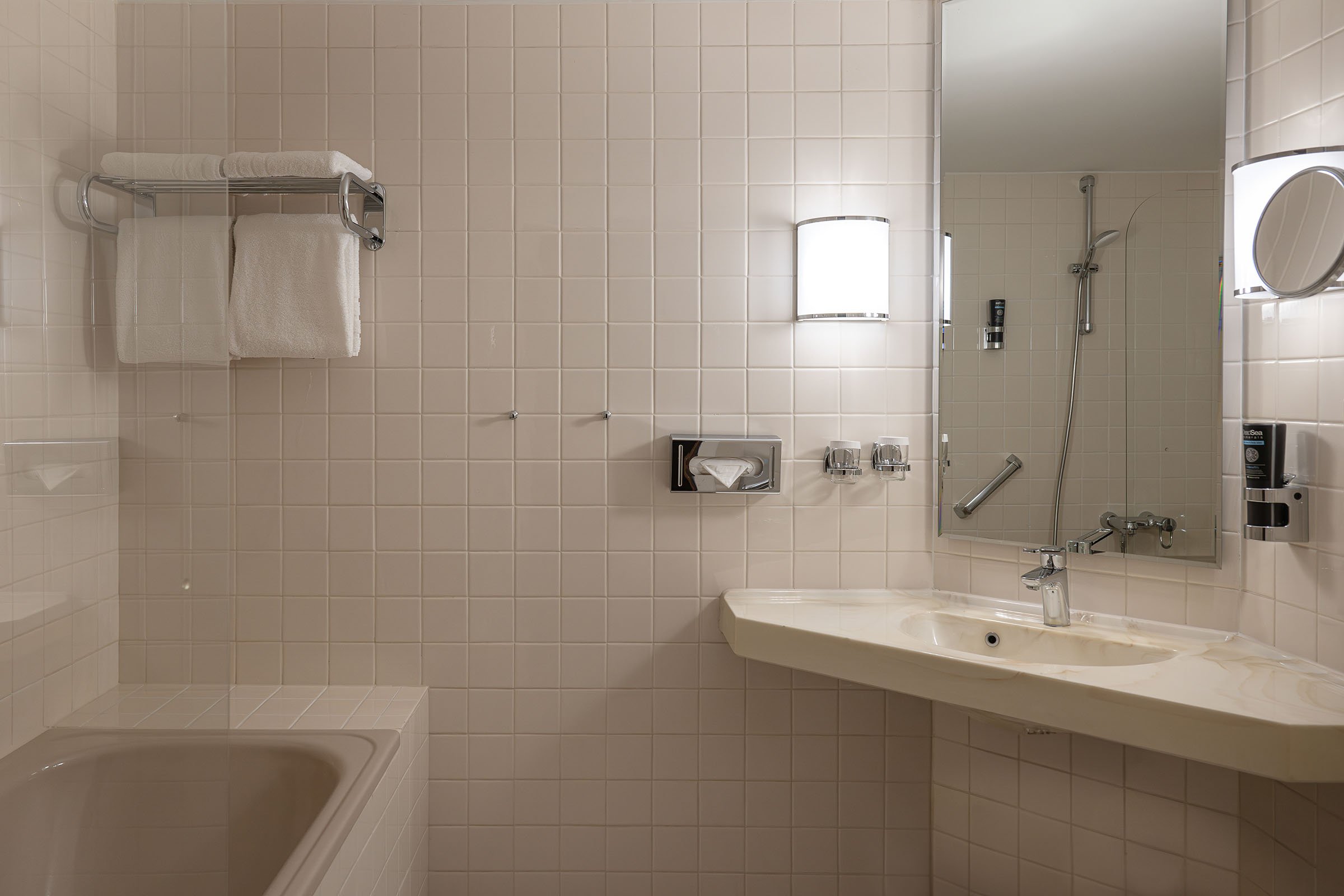 Leonardo Hotel Weimar-guestroom-Bathroom.jpg