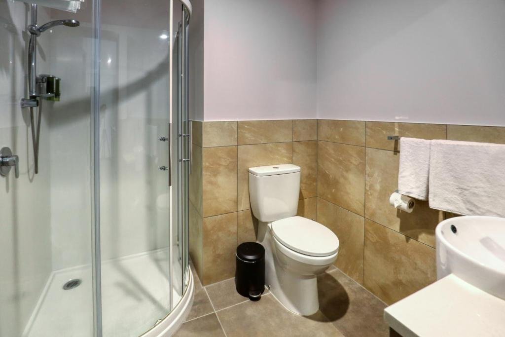 MARSDEN SUITES ALBANY-guestroom-Marsden Suites Albany Pet Friendly Deluxe Studio Bathroom.jpg