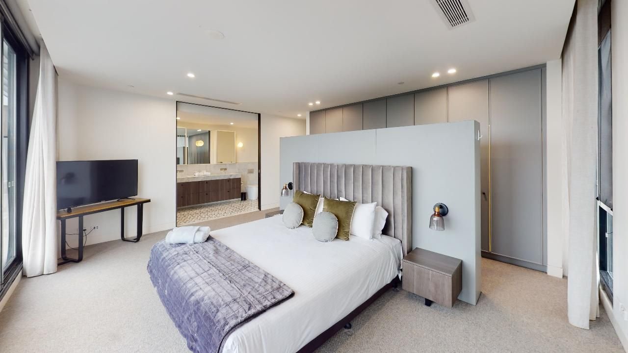 Melbourne City Apartments - Te-guestroom-Master Bed And Ensuite Far Shot.jpg