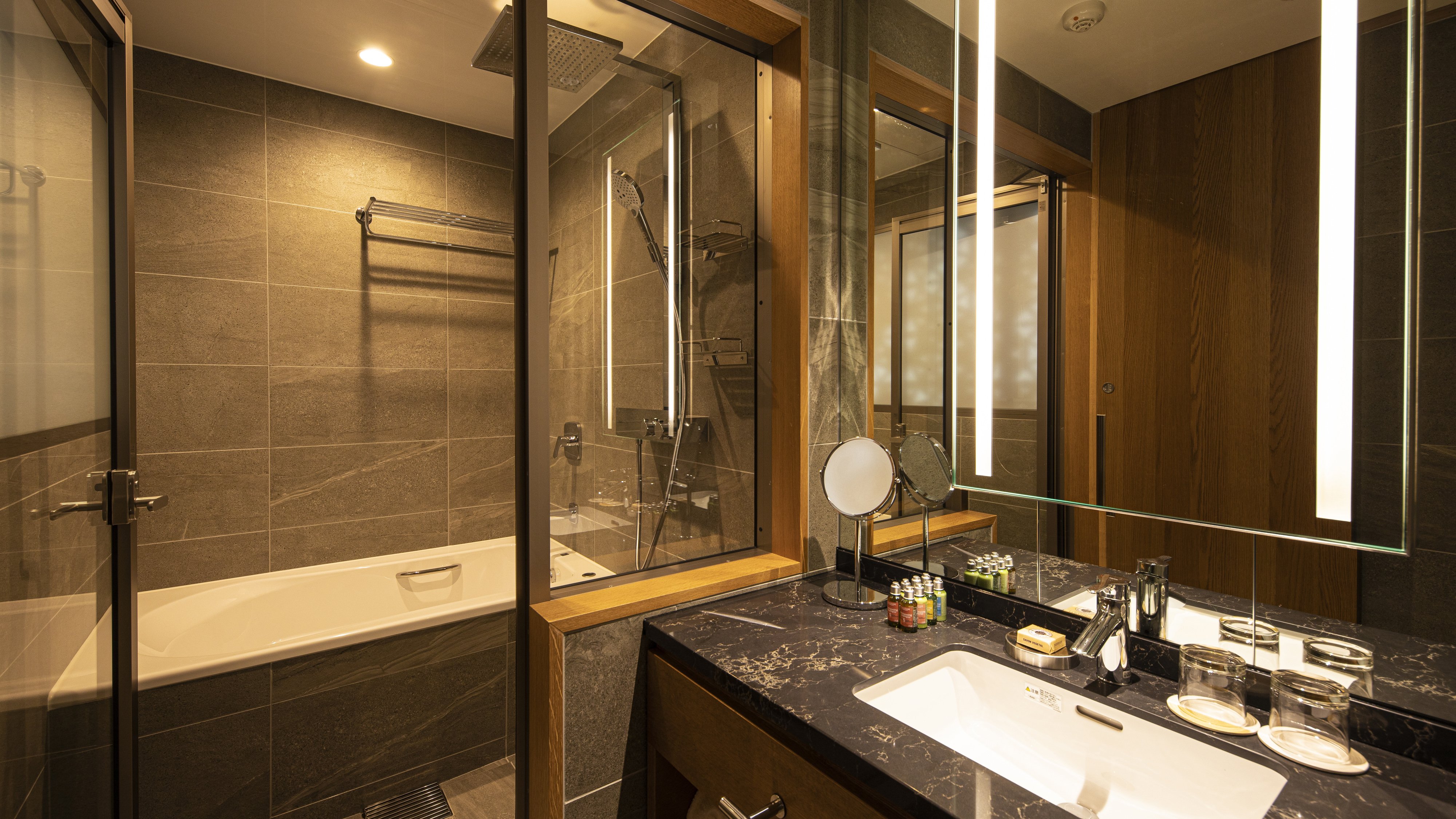 Hotel Nikko Kanazawa-guestroom-Nikko Queen Bed Bathroom.jpg