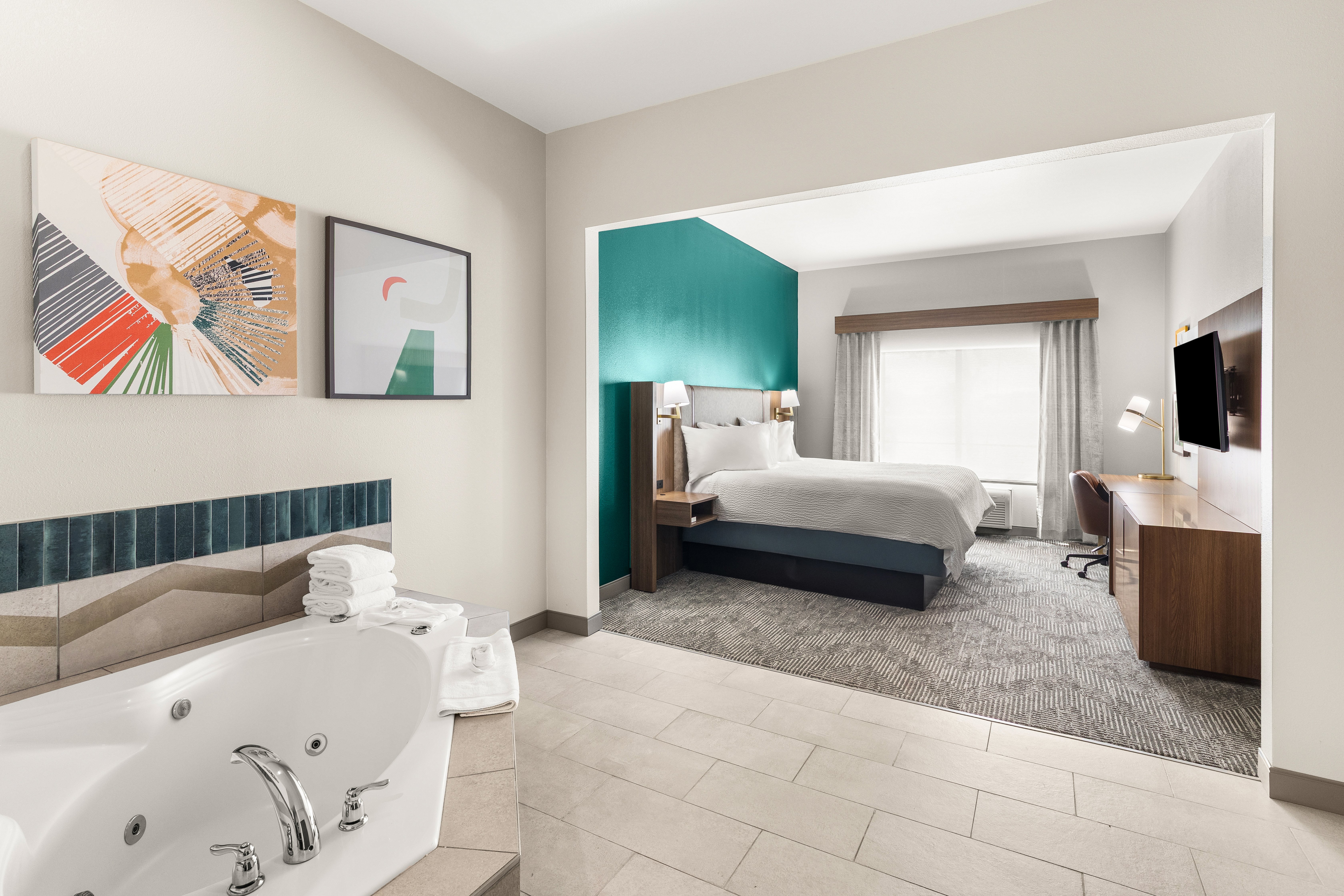 HOLIDAY INN NORTH ROUND ROCK BY IHG-guestroom-Jacuzzi Suite.jpg