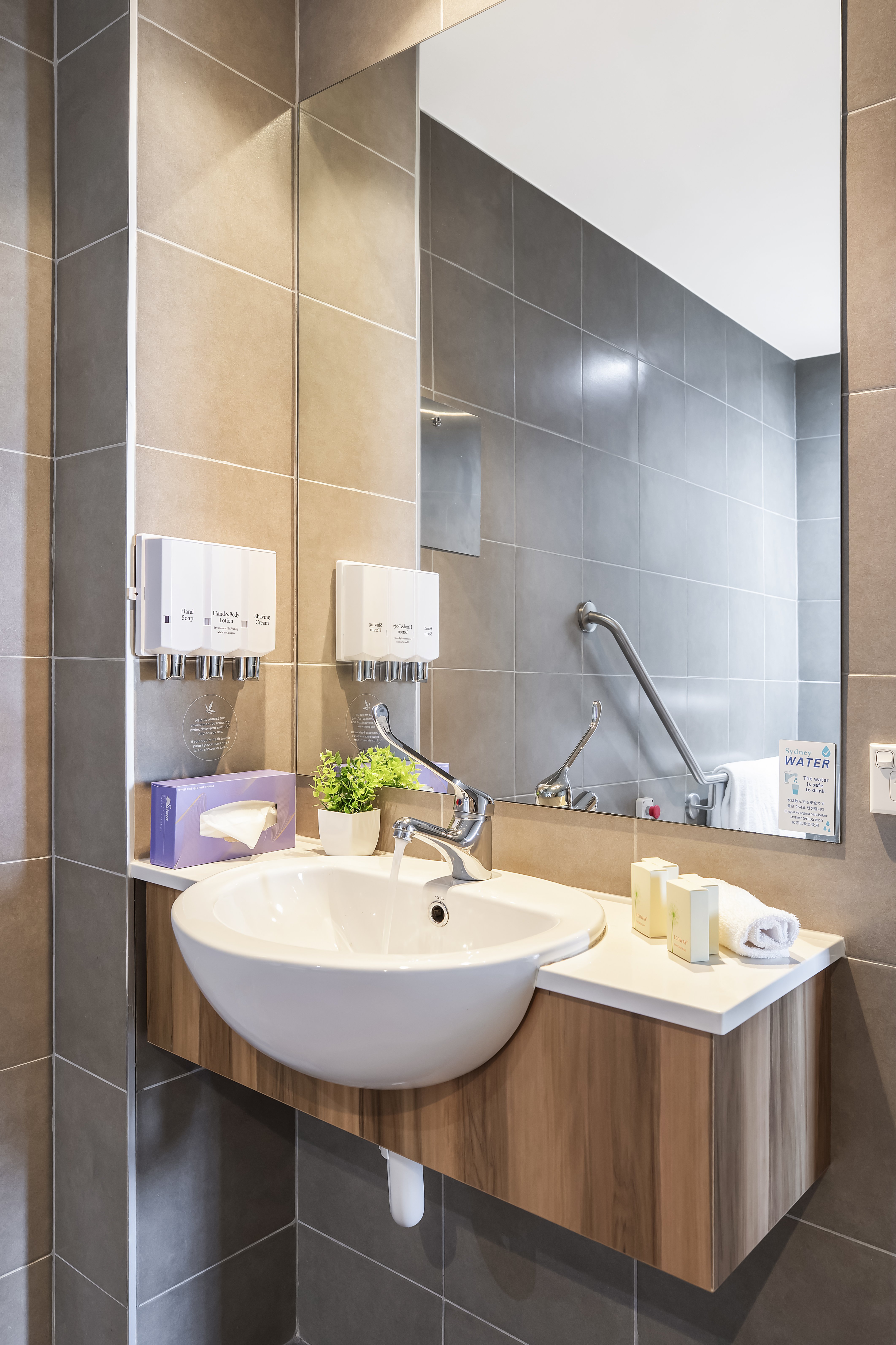 METRO HOTEL MIRANDA-guestroom-Superior Twin Room Bathroom.jpg