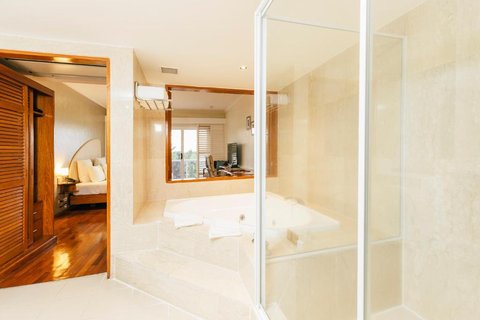 Airways Hotel FOUNTAIN Suite Bathroom