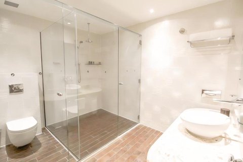 Airways Hotel Dakota Wing King Room Bathroom
