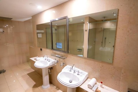Airways Hotel Dakota Wing Suite Bathroom