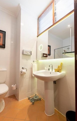 Airways Hotel Bacchus Wing Queen Bathroom