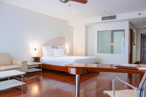 Airways Hotel Dakota Wing King Room Workstation