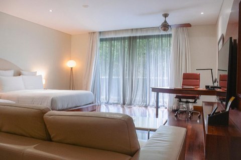 Airways Hotel Bacchus Wing Dakota Double Or Twin Living Area