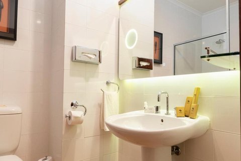 Airways Hotel Bacchus Wing Suite Bathroom