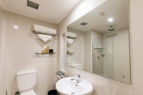 Airways Hotel FOUNTAIN Queen WING Bathroom