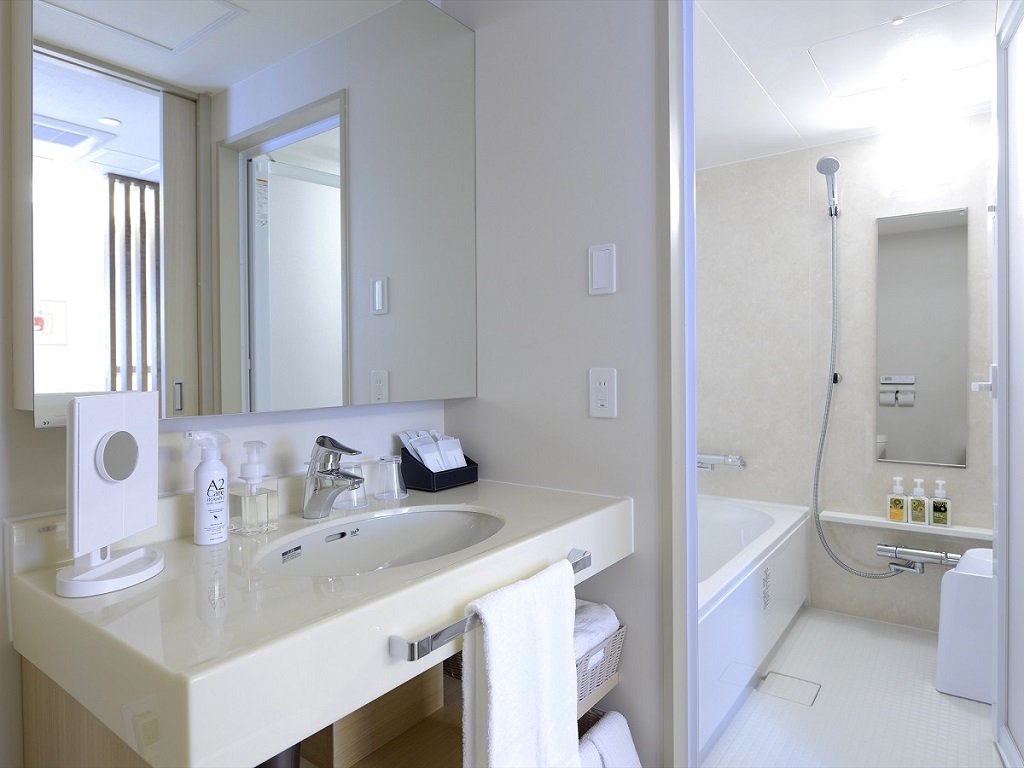 Palm Royal Resort Kokusai St-guestroom-RAM TWIN BATHROOM.jpg