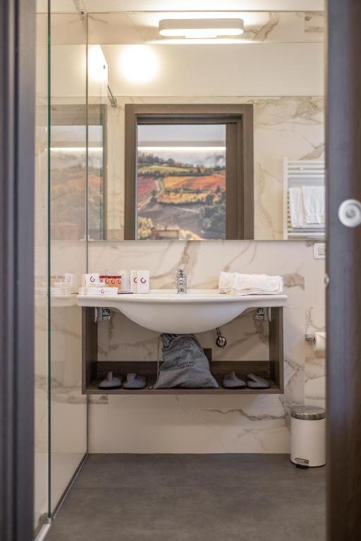 HOTEL GUERRO - CASTELVETRO DI MODEN-guestroom-BATH.jpg