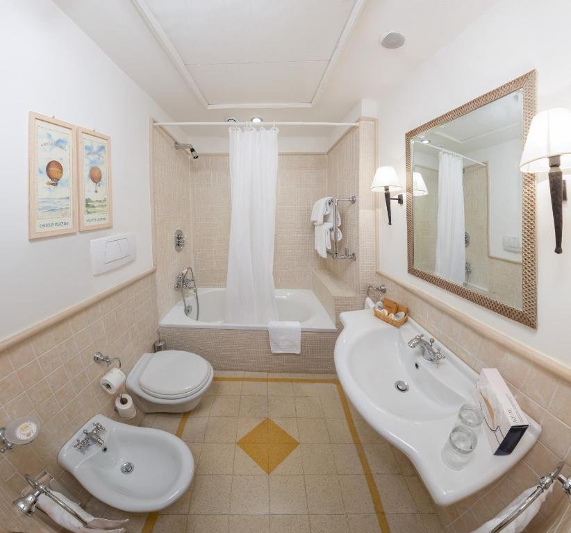 HOTEL SELVA CANDIDA-guestroom-BATHROOM.jpg