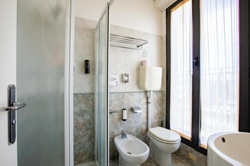 HOTEL MIRAMARE - CESENATICO-guestroom-BATH.jpg