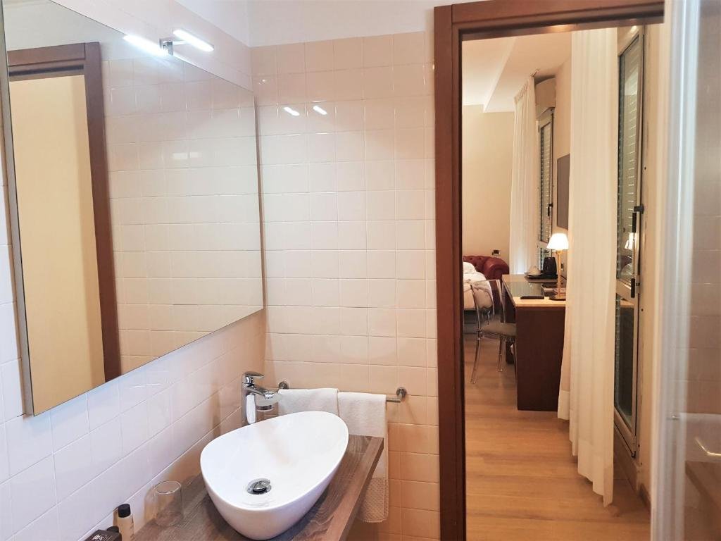 HOTEL ASTRA FERRARA-guestroom-BATHROOM.jpg