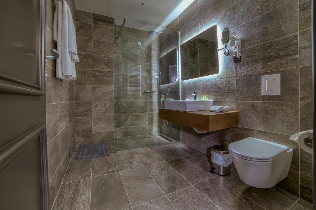 HOTEL BOSCOVICH BOUTIQUE-guestroom-BATHROOM.jpg