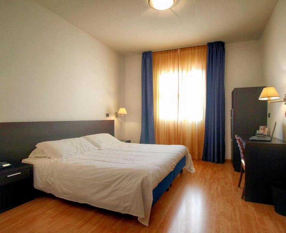 HOTEL MAJESTY BARI-guestroom-GUEST ROOM.jpg