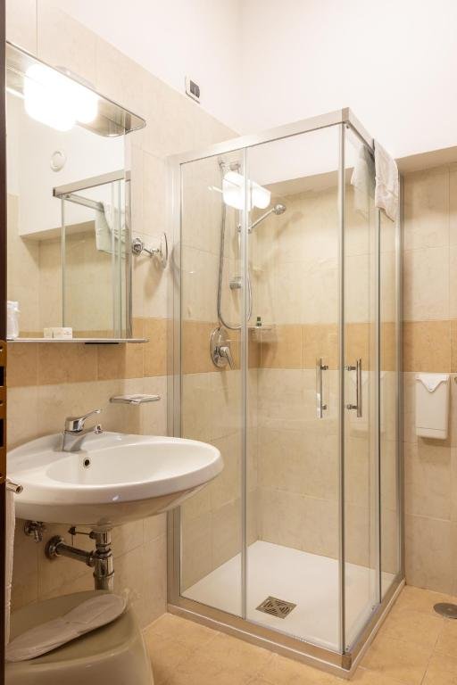 HOTEL MAJESTY BARI-guestroom-BATH.jpg