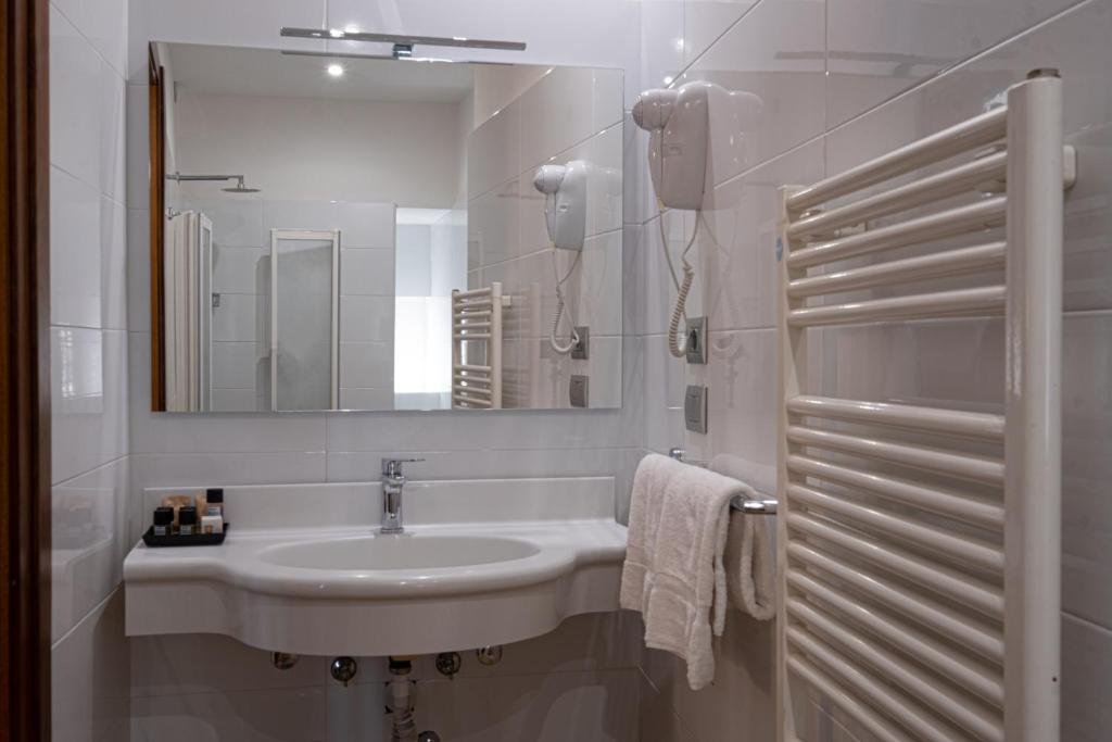 HOTEL BOSONE PALACE - GUBBIO-guestroom-BATHROOM.jpg