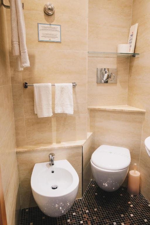 HOTEL CORALLO-guestroom-BATH.jpg