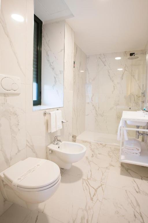 HOTEL EUROPA - RENDE-guestroom-BATH.jpg