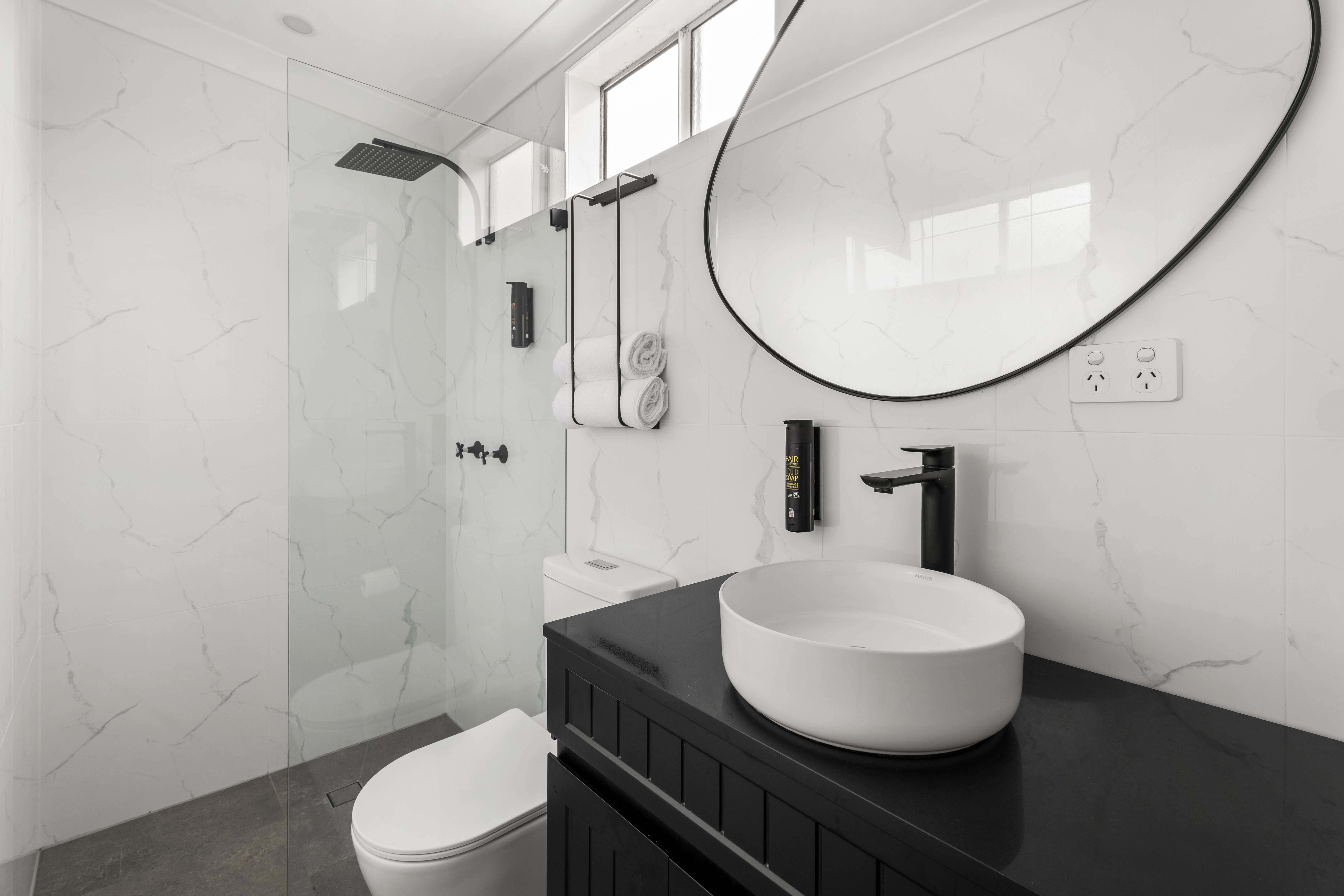 Motel Echo Point-guestroom-All Rooms - Bathroom.jpg