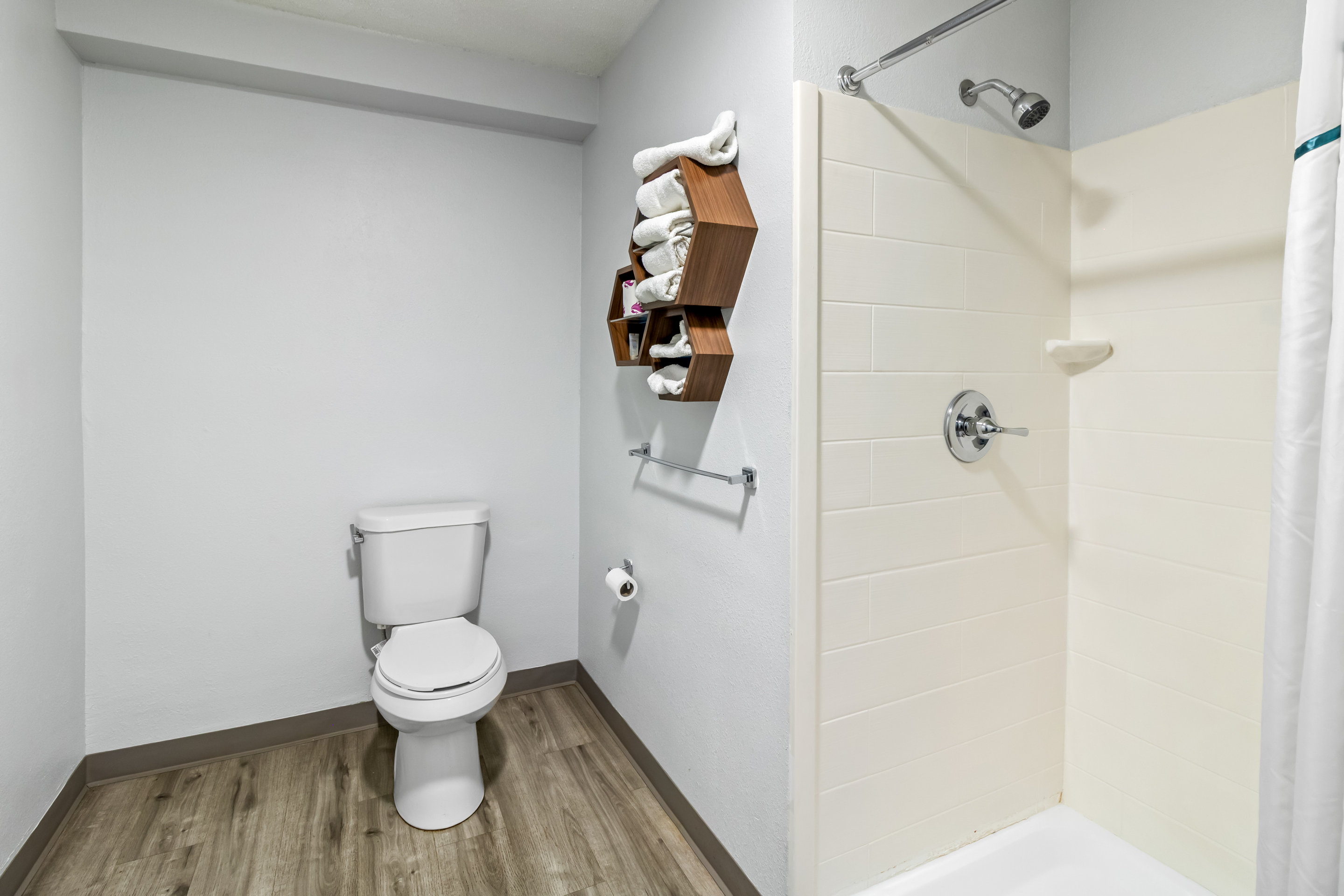 HOMETOWNE FLORENCE, KY-CINCINNATI-guestroom-HTS Bathroom PRO Approved.jpg