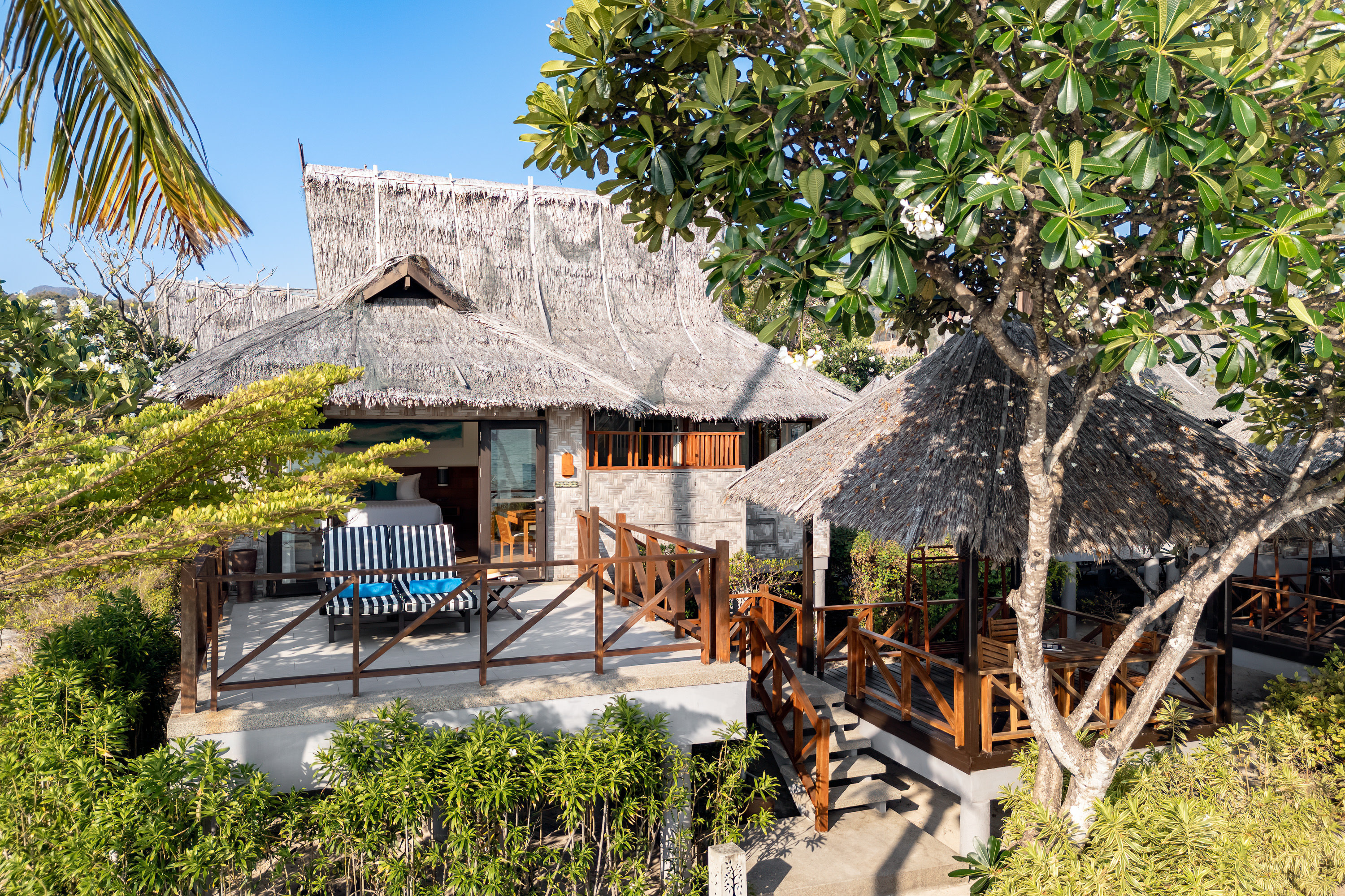 SAII PHI PHI ISLAND VILLAGE-guestroom-Beachfront Junior Suite King Bed Exterior.jpg