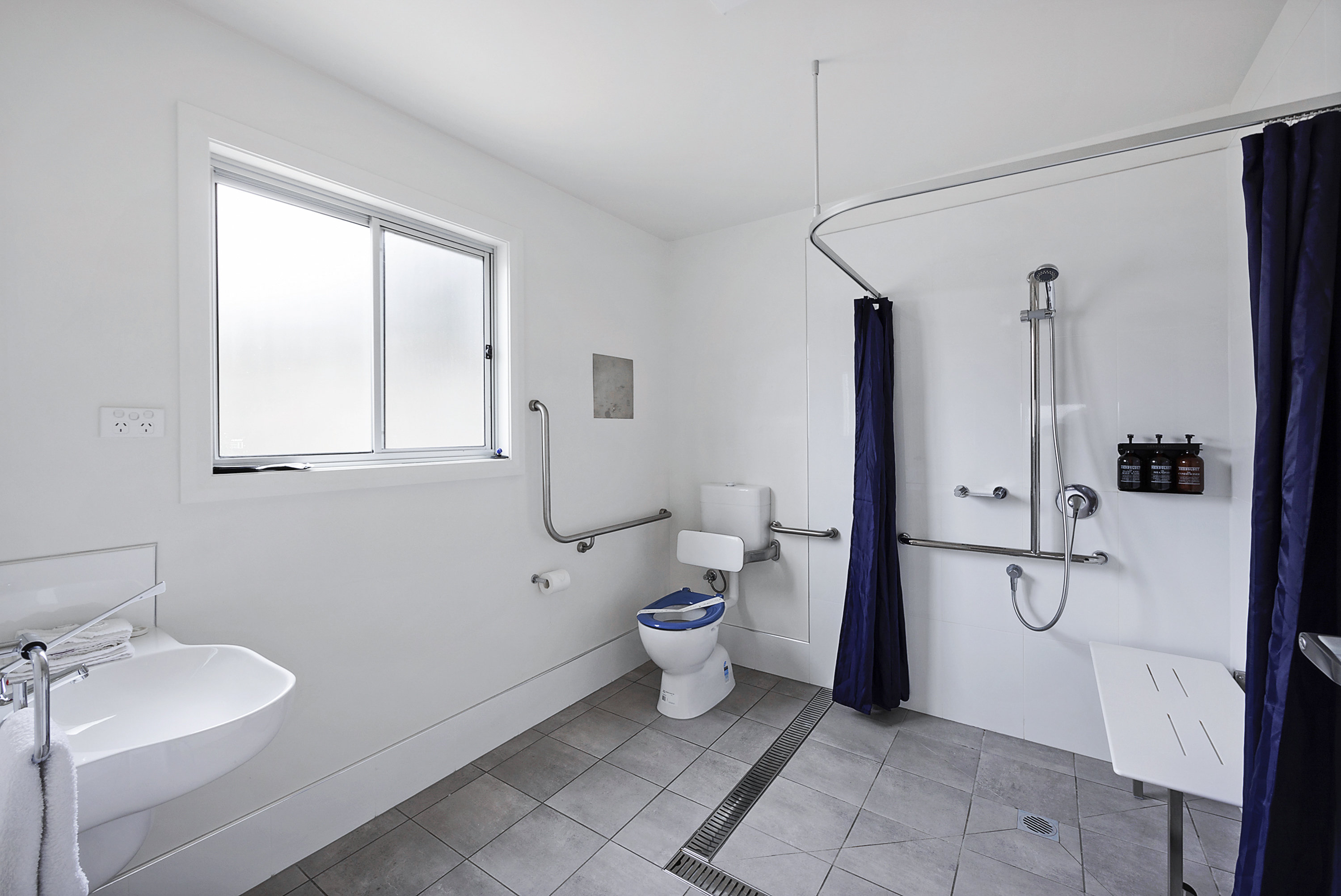 REFLECTIONS BERMAGUI - HOLIDAY-guestroom-BE Premium Sleeps Bathroom.jpg