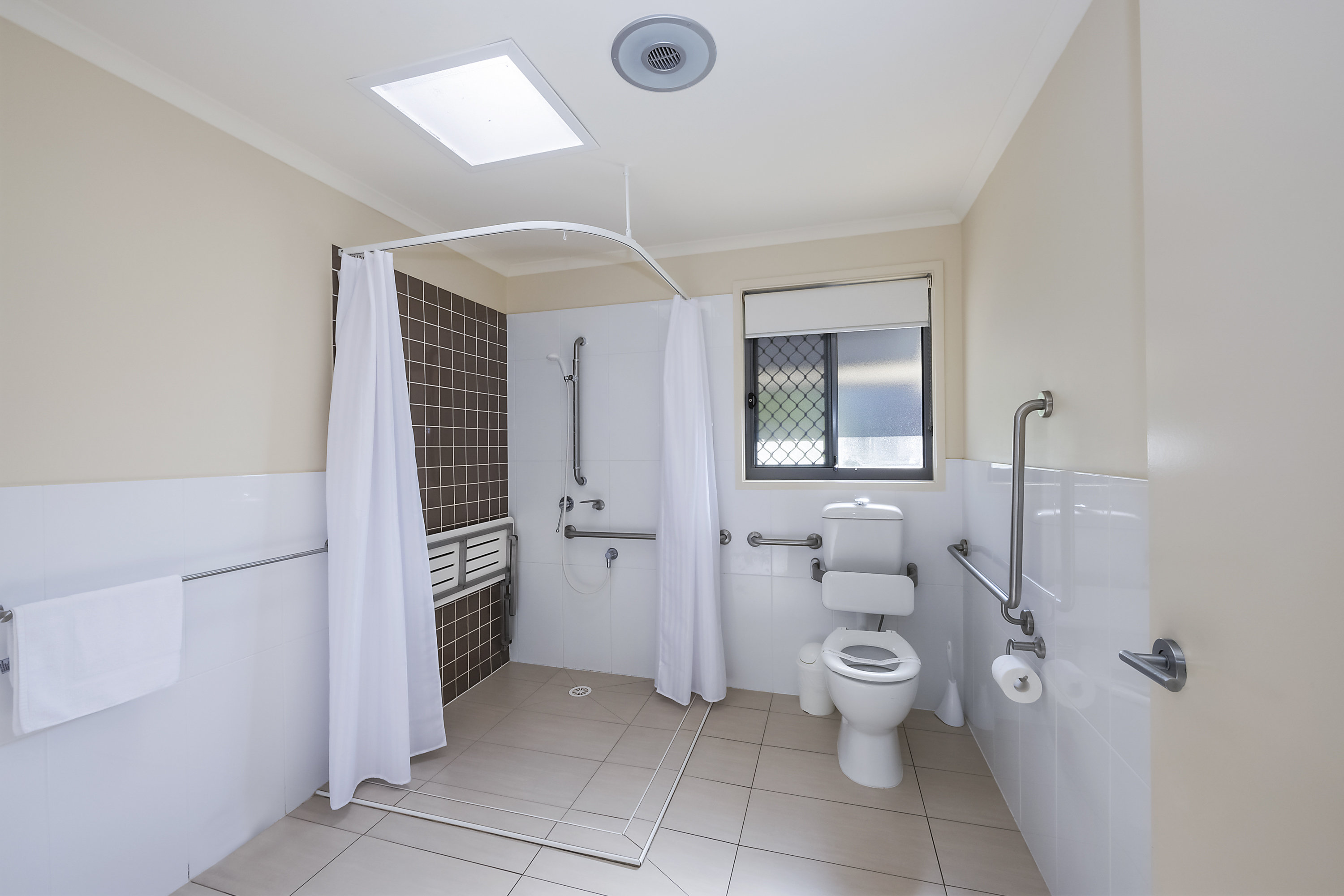 REFLECTIONS BONNY HILLS - HOLI-guestroom-BH Deluxe Sleeps Bathroom.jpg