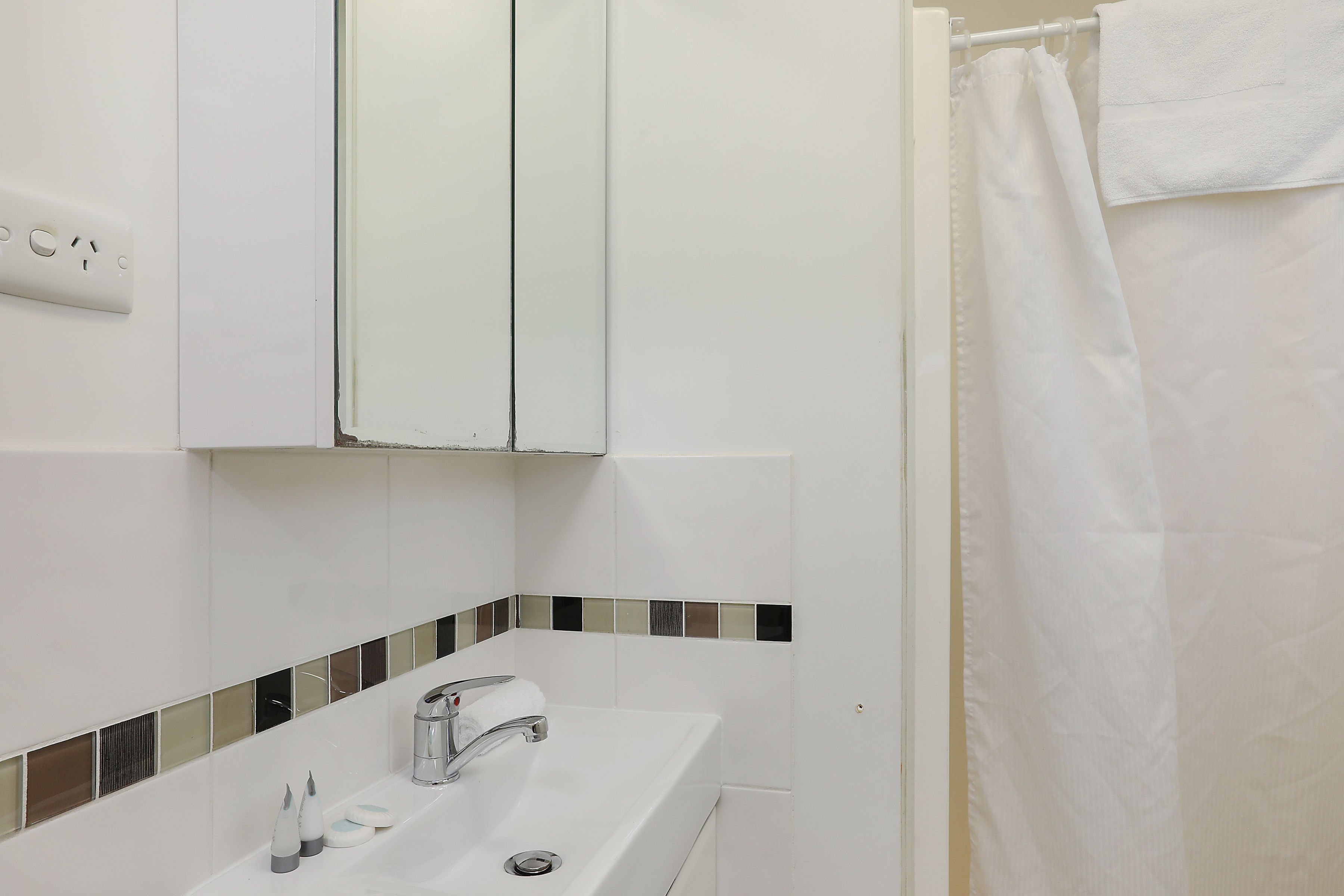 REFLECTIONS COFFS HARBOUR - HO-guestroom-CH Standard Sleeps Bathroom.jpg