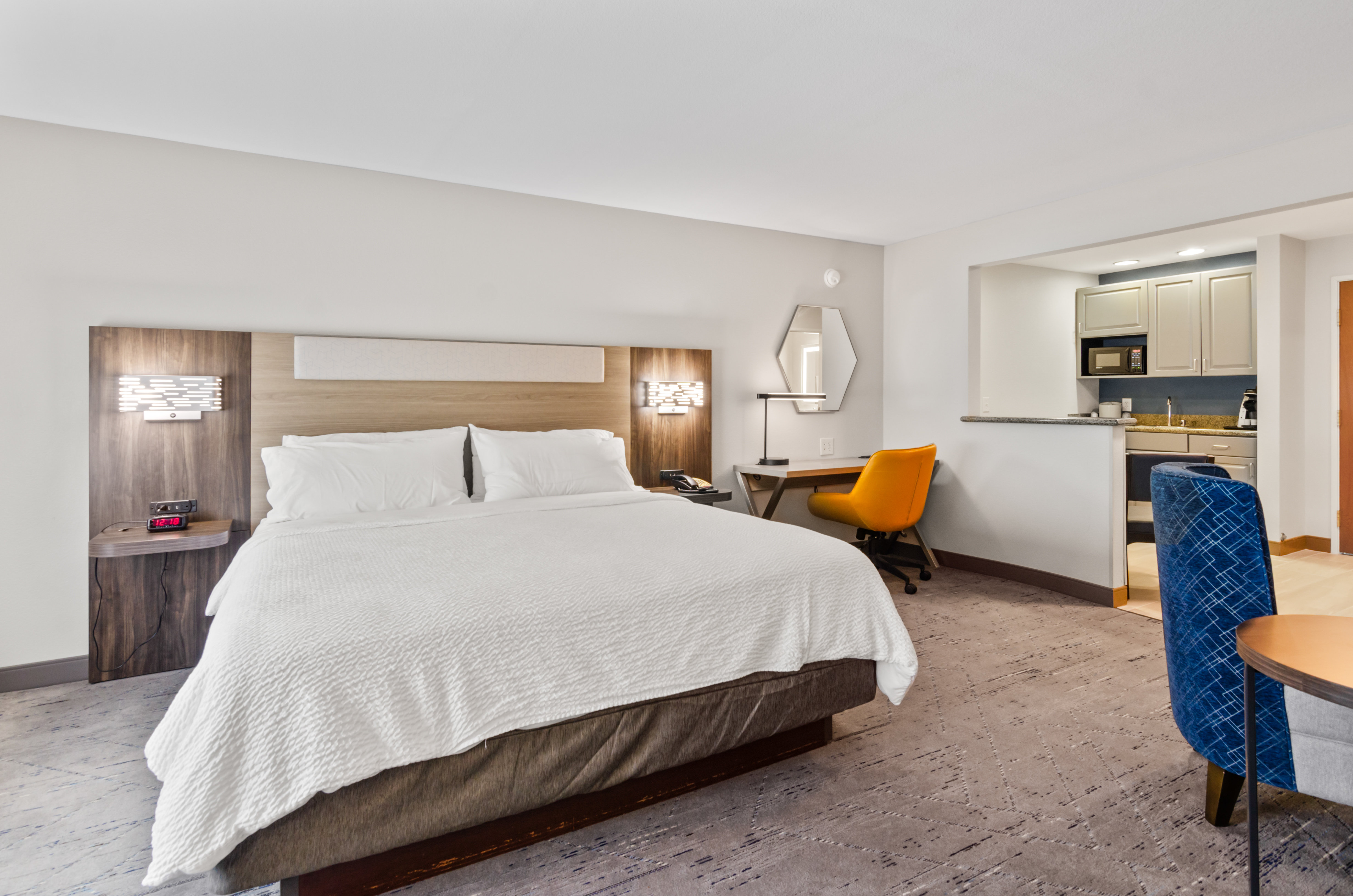 HEXS MOUNT AIRY BY IHG-guestroom-Jacuzzi Suite.jpg