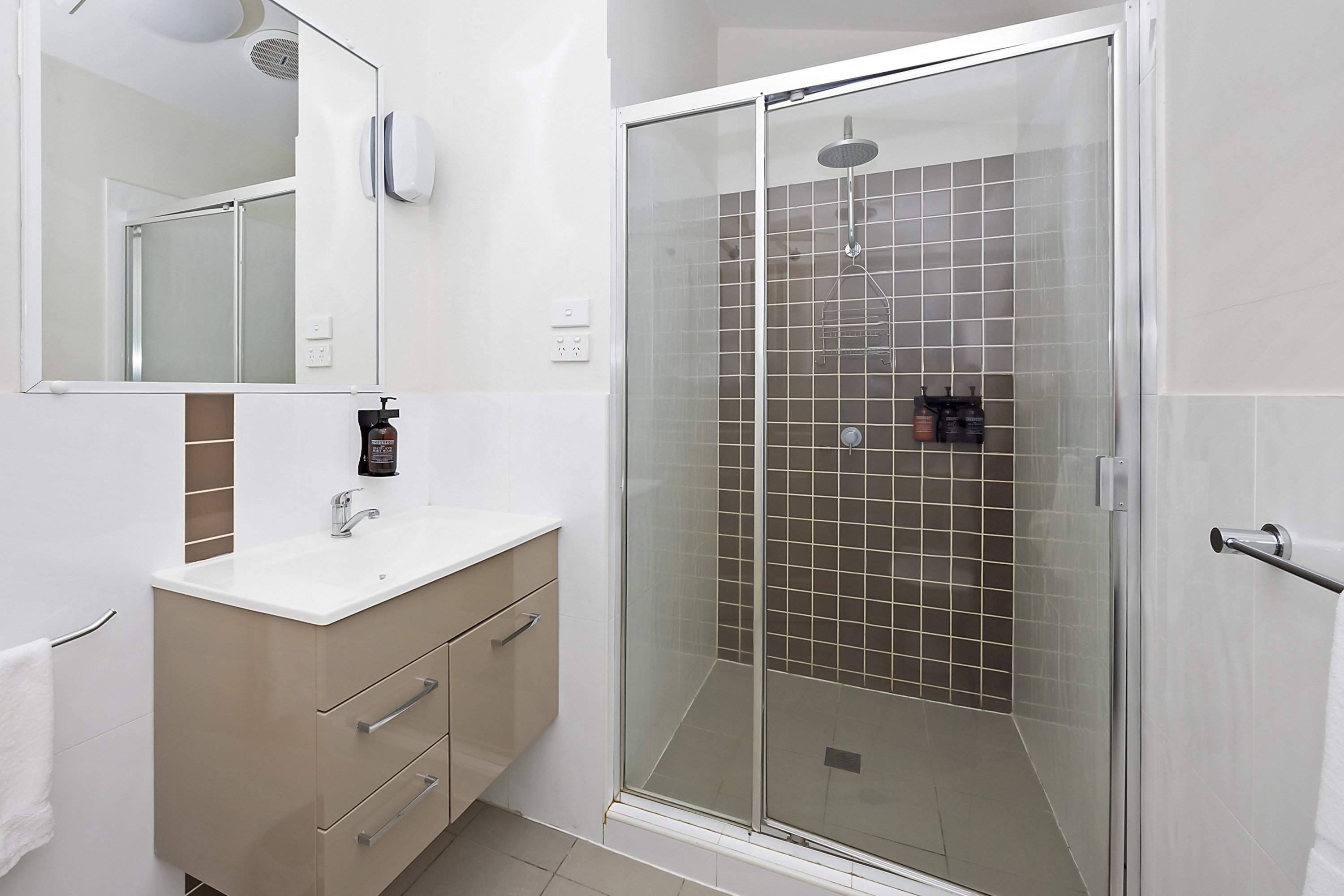 REFLECTIONS EDEN - HOLIDAY PAR-guestroom-ED Deluxe Sleeps Bath.jpg