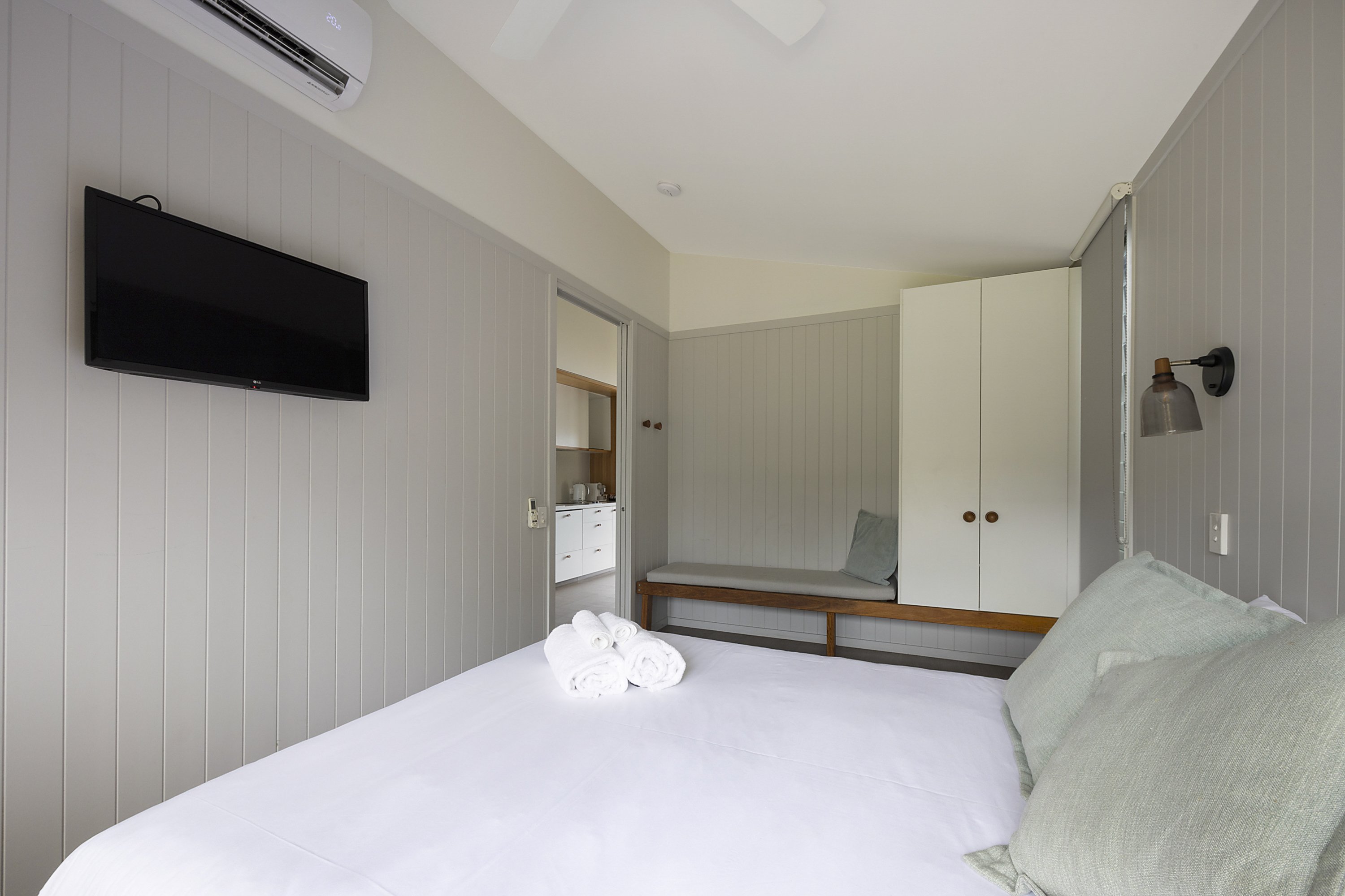 REFLECTIONS EVANS HEAD - HOLID-guestroom-Two EH Bed.jpg