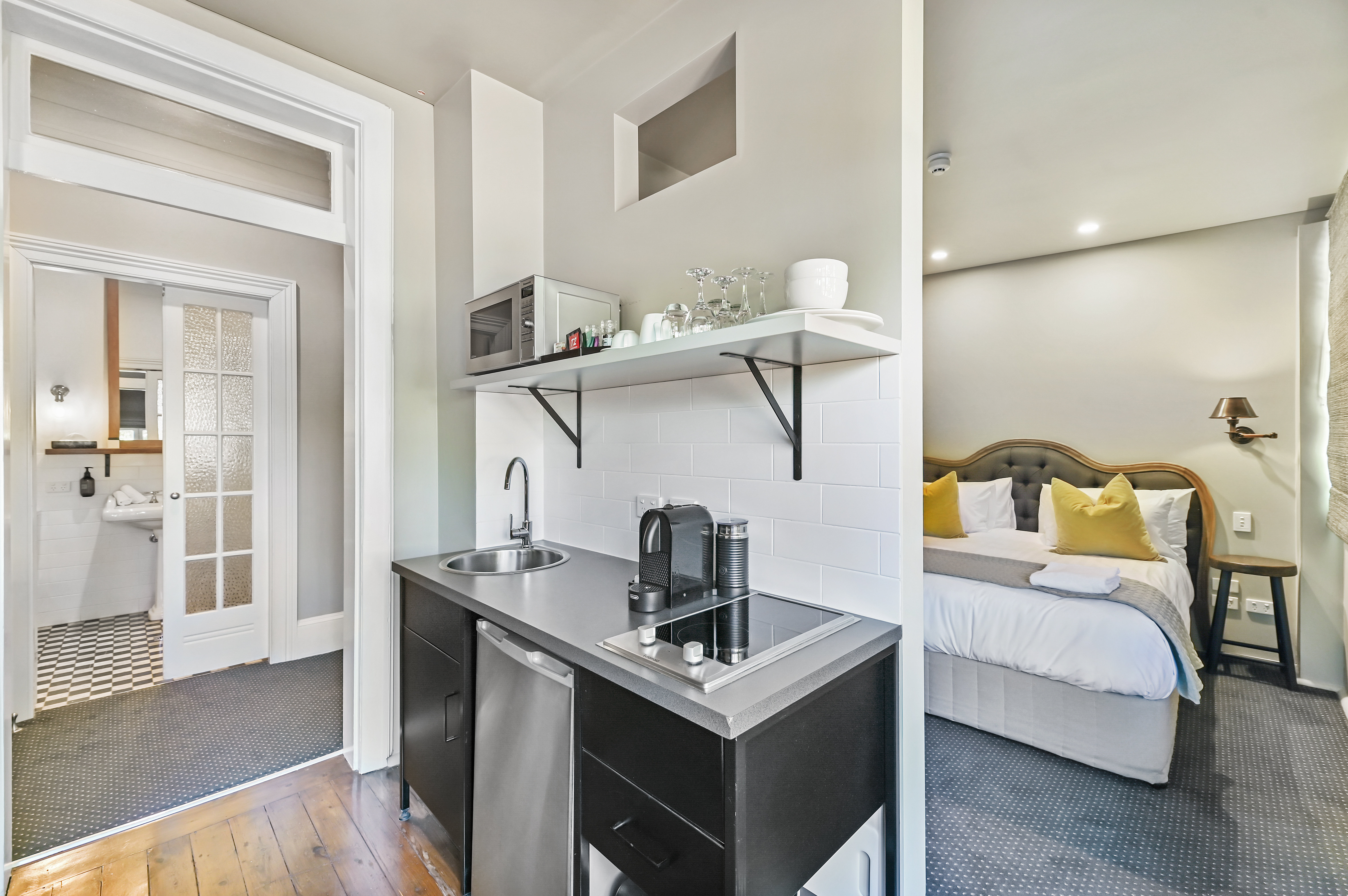 The Houston Boutique Hotel Wag-guestroom-Junior Suite with Bathtub - Kitchenette.jpg
