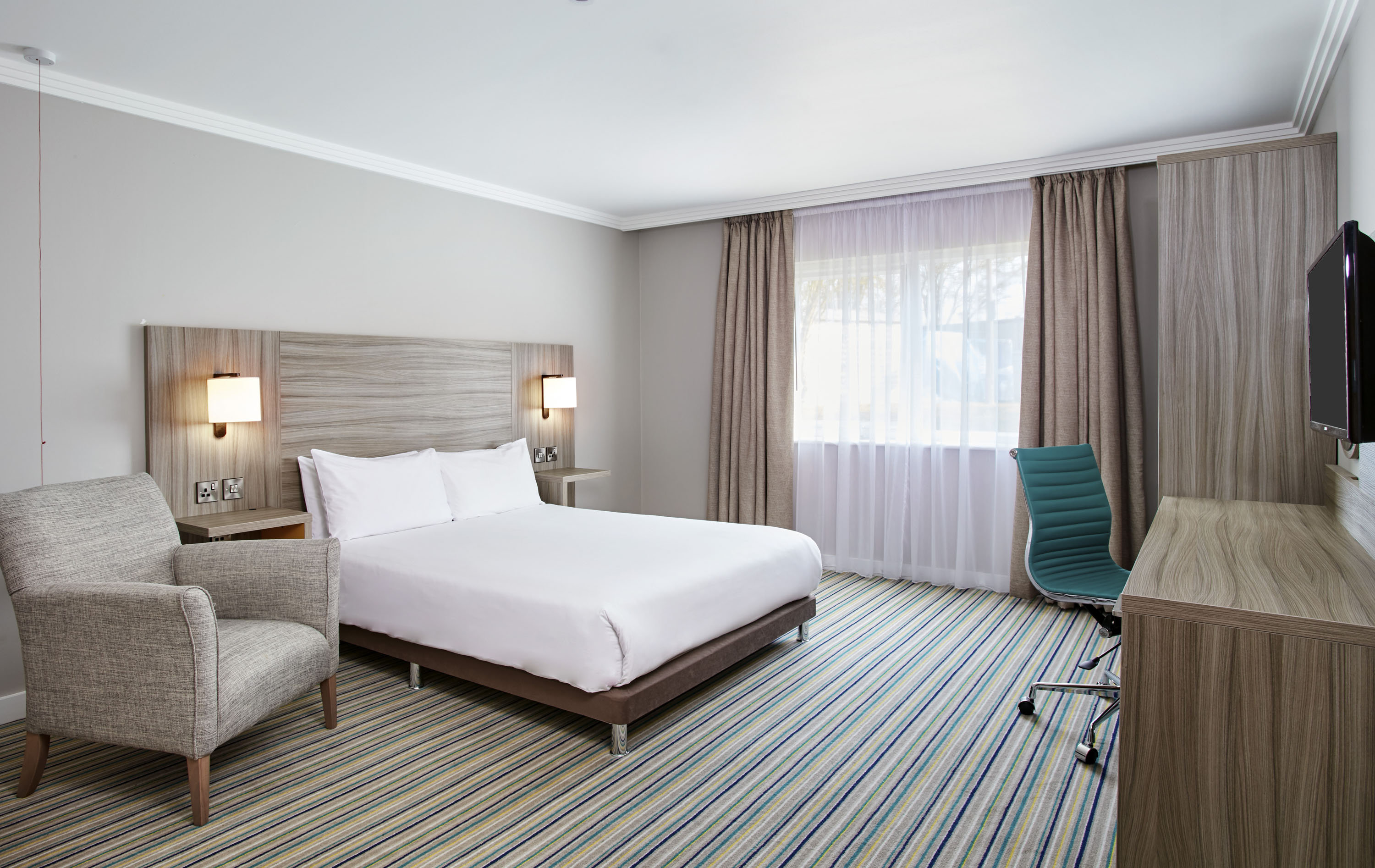 Leonardo Royal Hotel Oxford-guestroom-Accessible Room.jpg