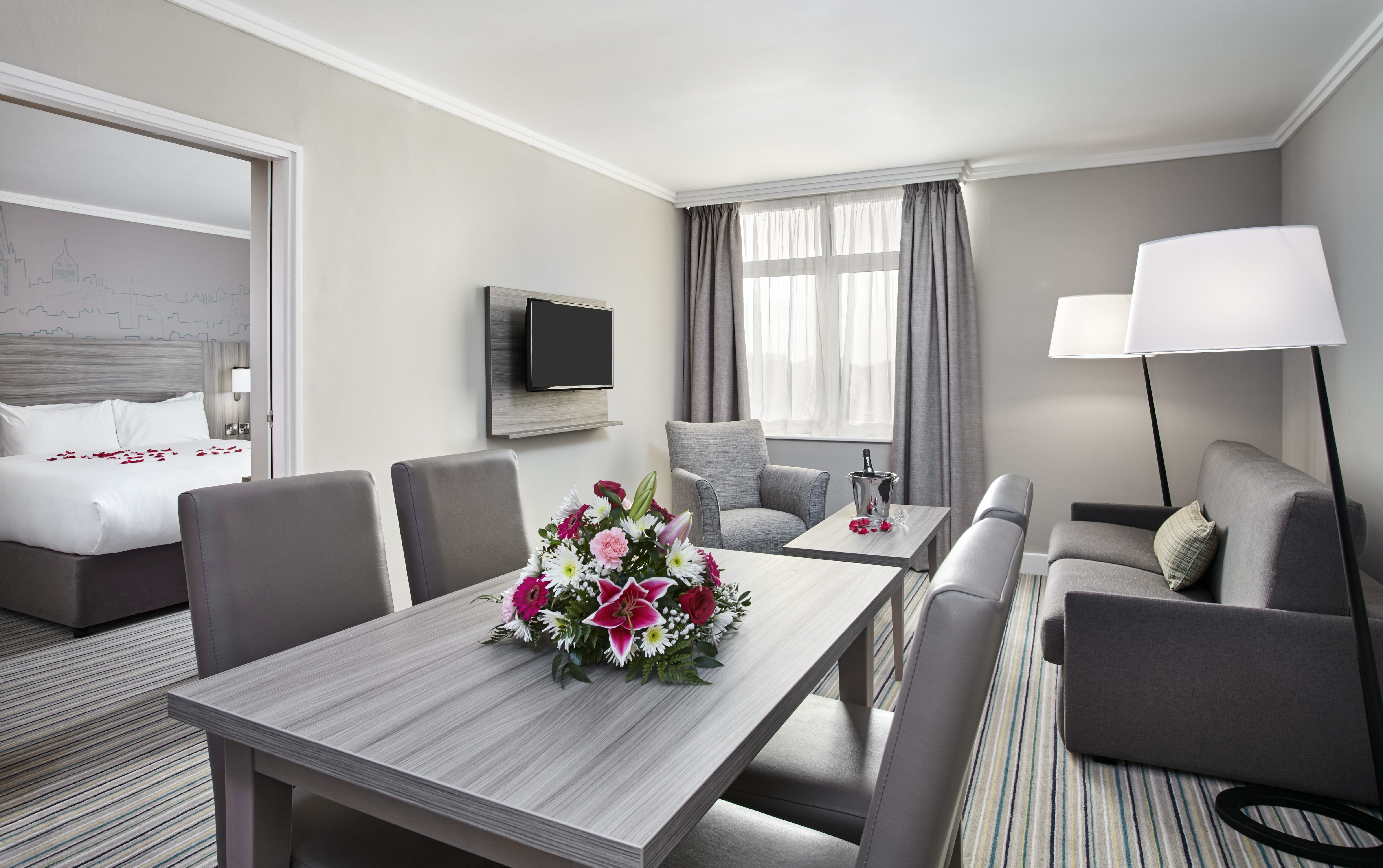 Leonardo Royal Hotel Oxford-guestroom-Honeymoon Suite.jpg