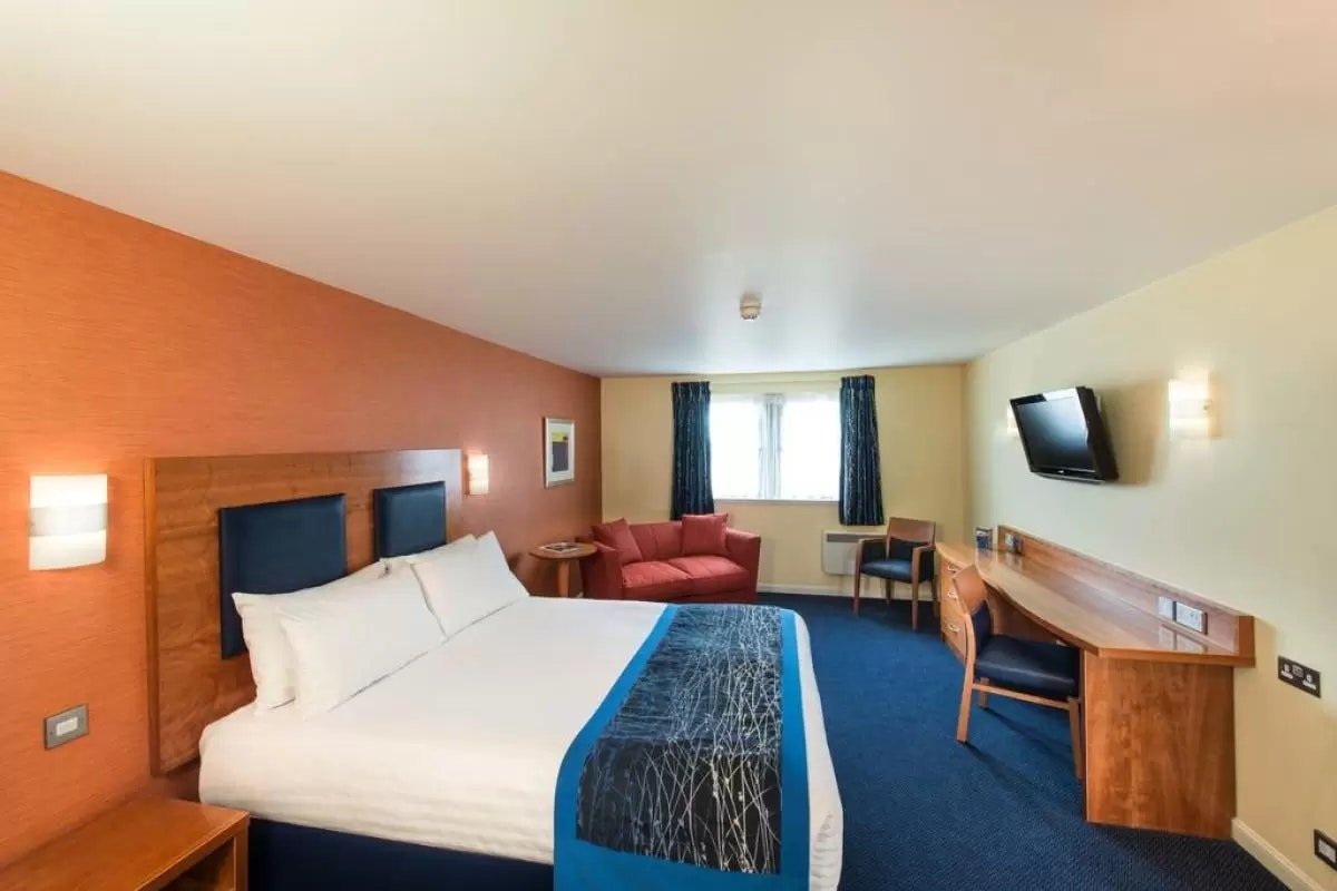 Leonardo Inn Aberdeen Airport-guestroom-Leonardo Inn Aberdeen Airport Doublea nd Sofa mobile.jpg