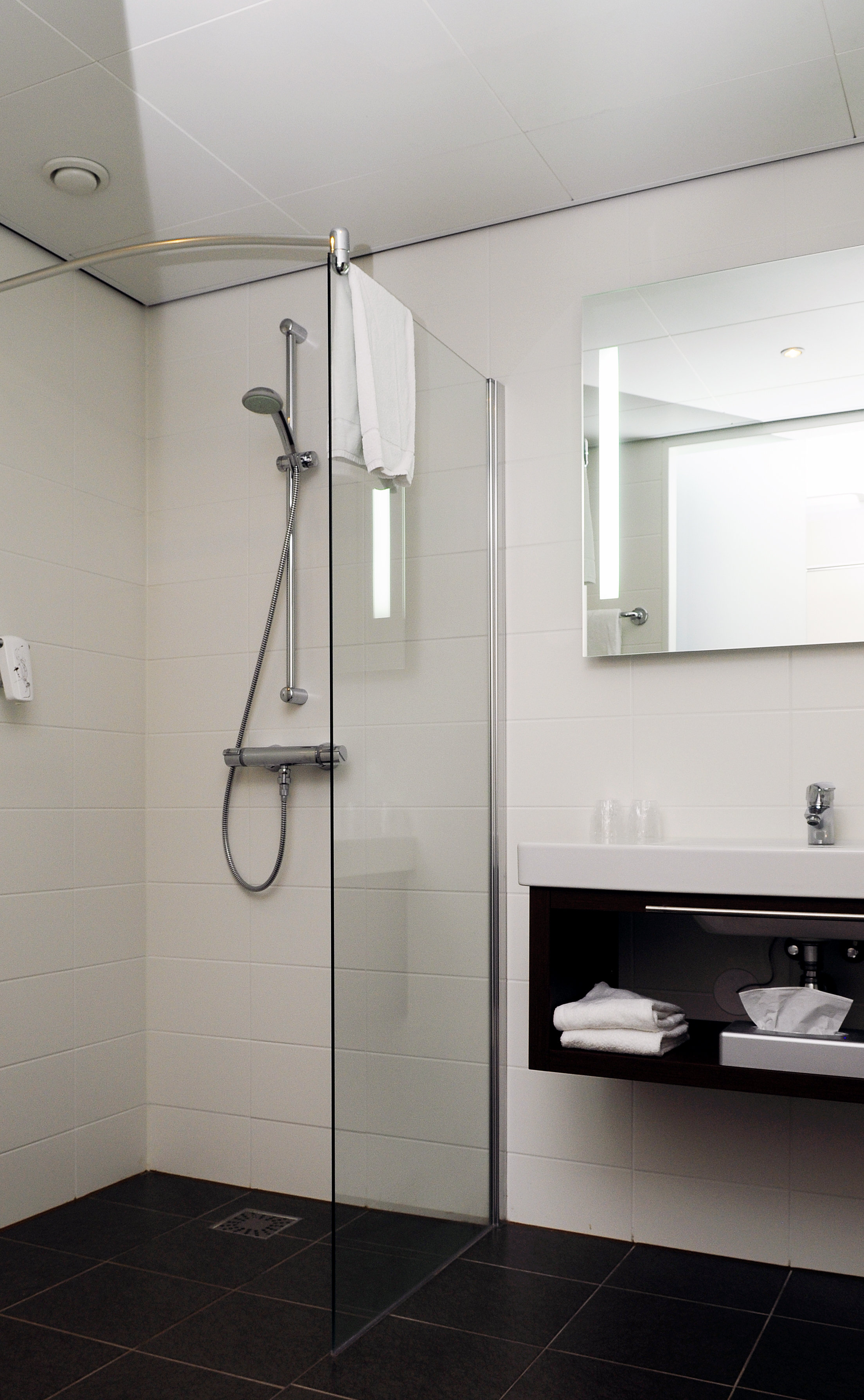 LEONARDO HOTEL PAPENDRECHT-guestroom-Leonardo Hotel Papendrecht Bathroom.jpg