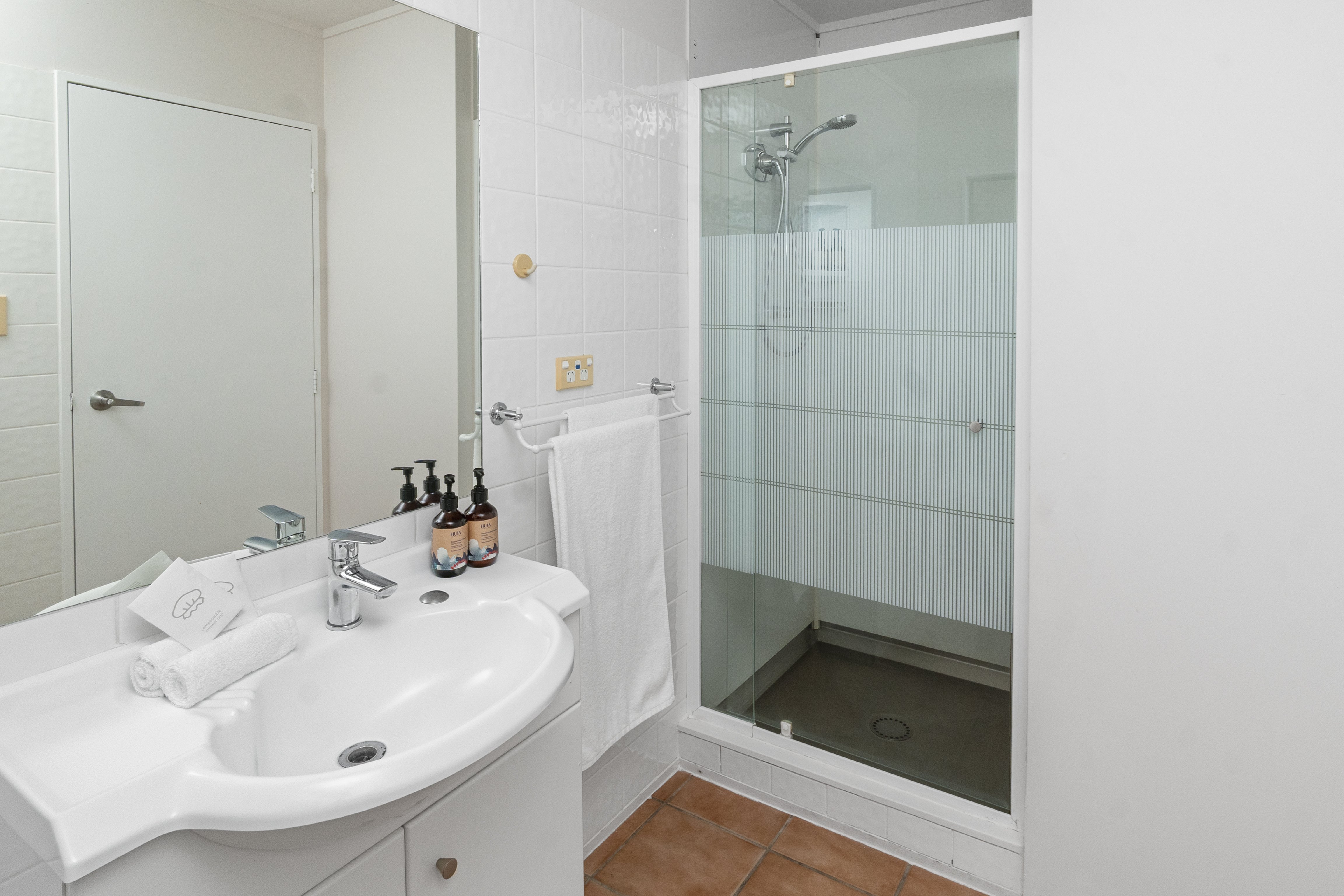 ASURE Admirals View Motel-guestroom-Garden Studio Bathroom.jpg