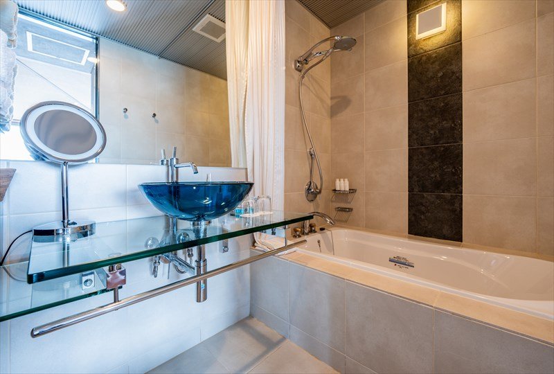 ORIENTAL HILLS OKINAWA-guestroom-Oriental Suite Bath Room.jpg