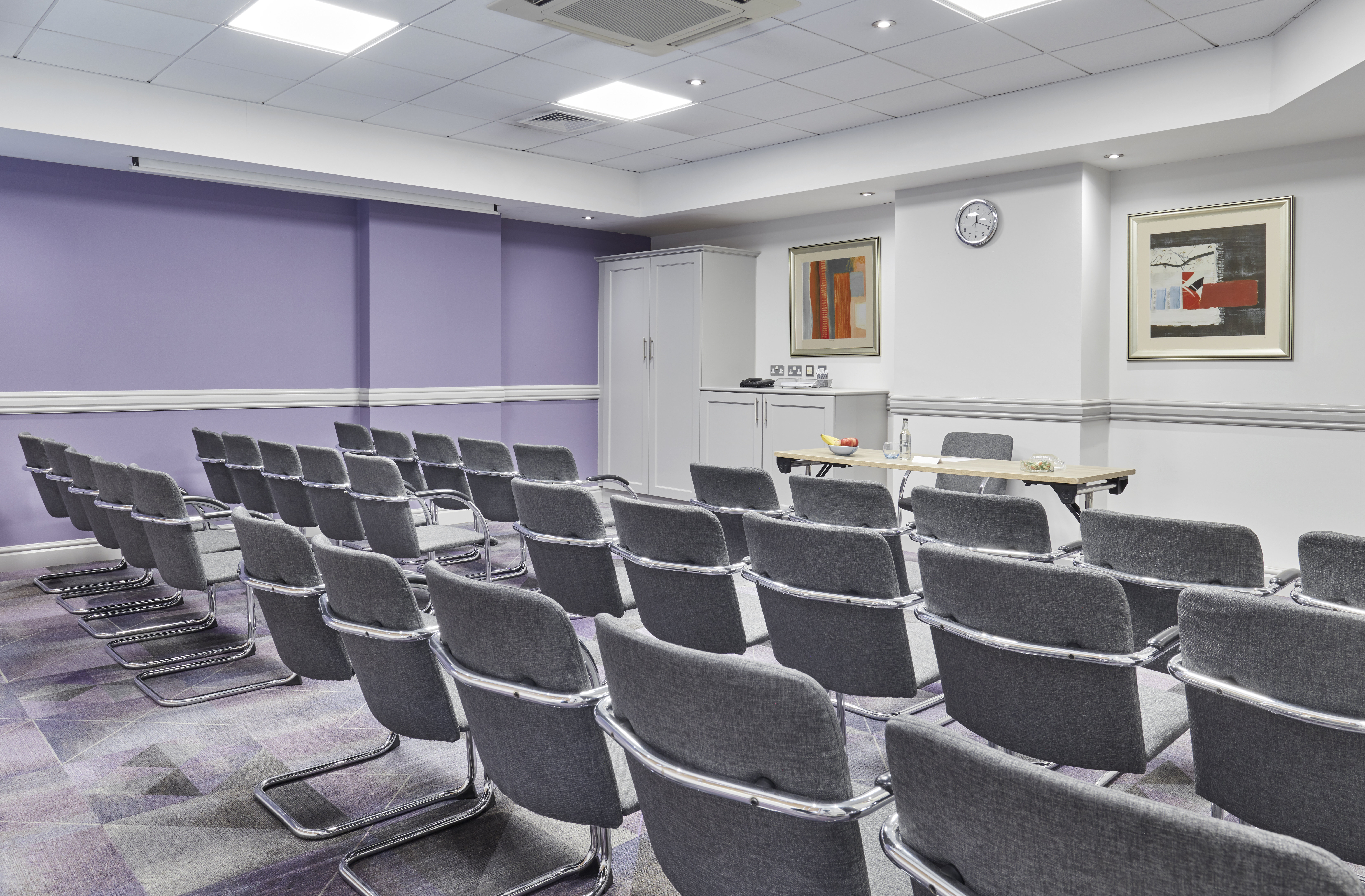 Leonardo Hotel Southampton-guestroom-Suite Theatre.jpg
