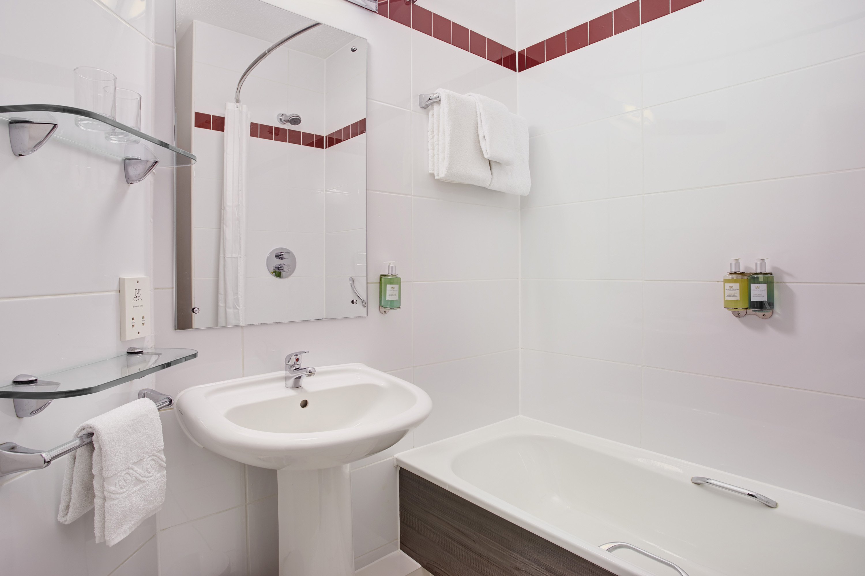 Leonardo Hotel Plymouth-guestroom-Leonardo Hotel Plymouth Standard Bathroom.jpg