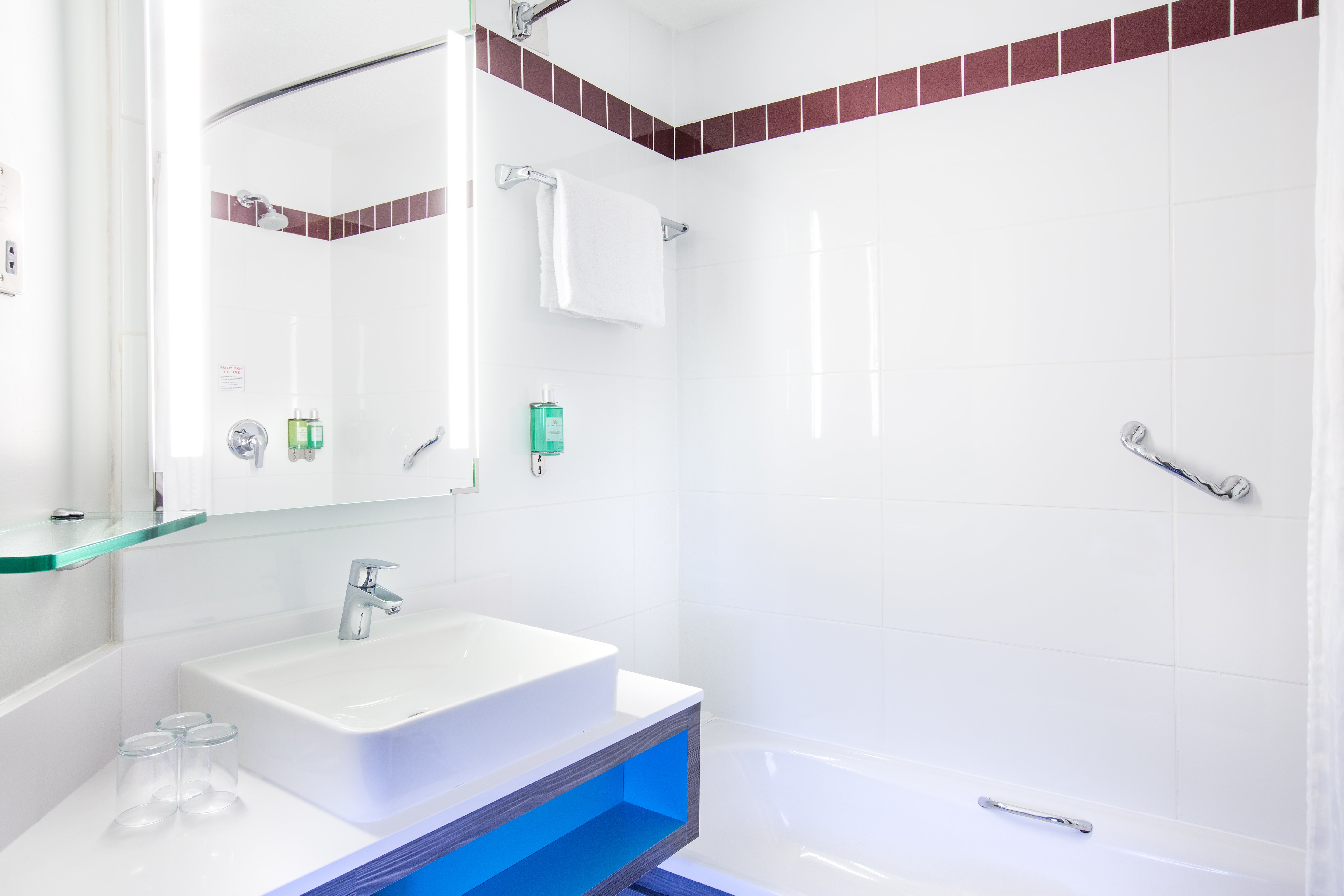 Leonardo Hotel Belfast-guestroom-Leonardo Hotel Belfast Bathroom.jpg